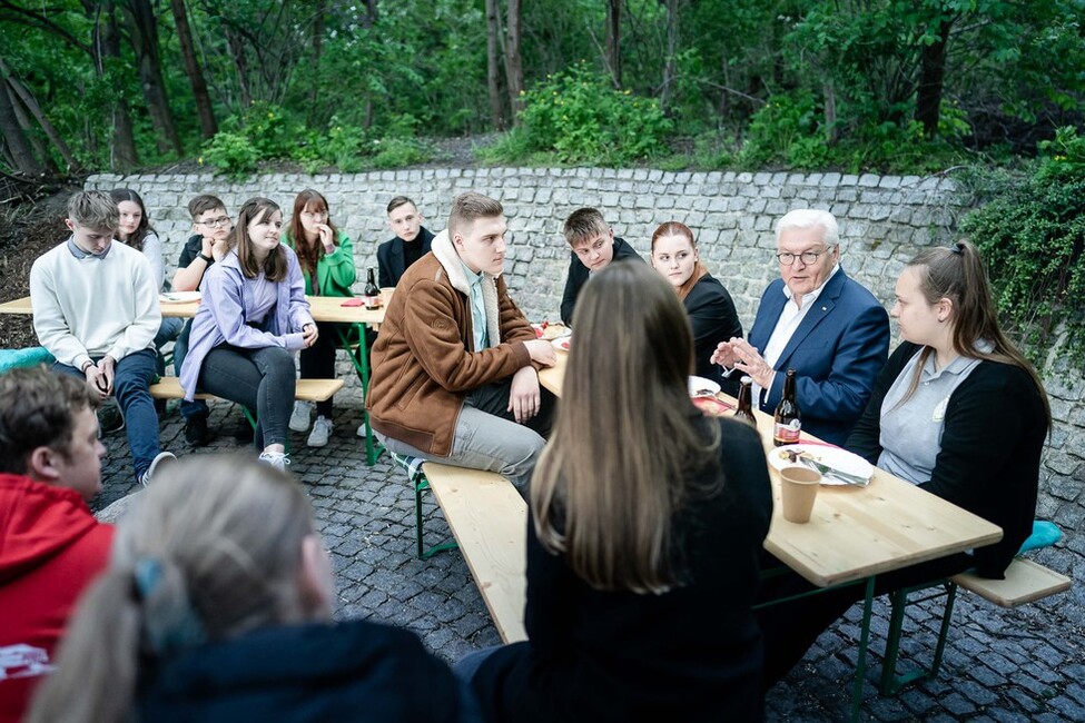Bundespräsident Steinmeier im Gespräch mit Jugendlichen am Senftenberger See